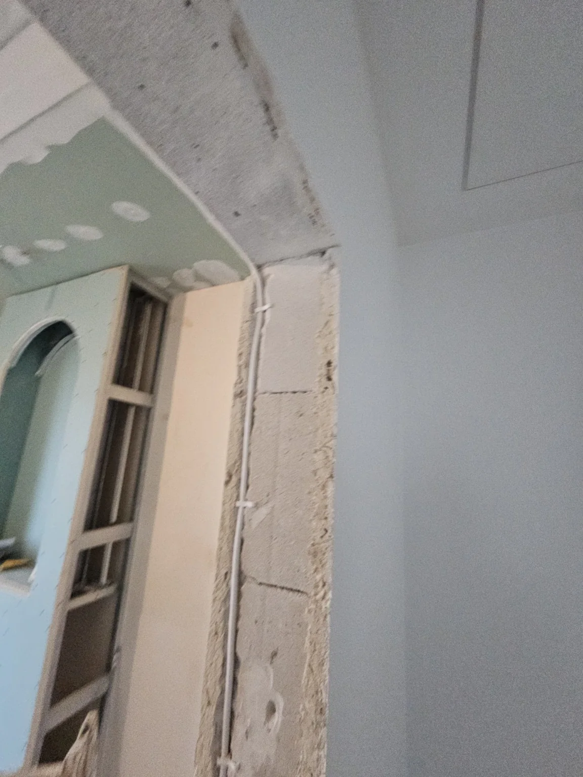 Wnęka z łukiem i sąsiednia otwarta konstrukcja zabudowy z płyt g-k